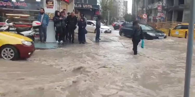 Elazığ'da kuvvetli sağanak; yollar göle döndü
