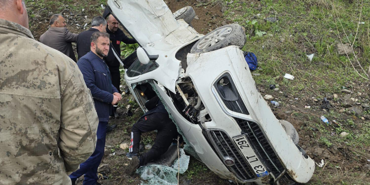 Elazığ'da otomobil şarampole devrildi: 4’ü çocuk, 9 yaralı
