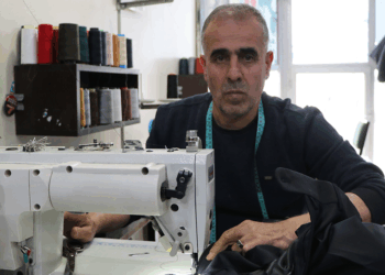 Engeli mesleğinden koparmadı; 42 yıldır terzilik yapıyor