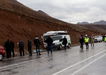 Erzurum'da işçileri taşıyan servis, toprak yığınına çarptı; 1 ölü, 11 yaralı