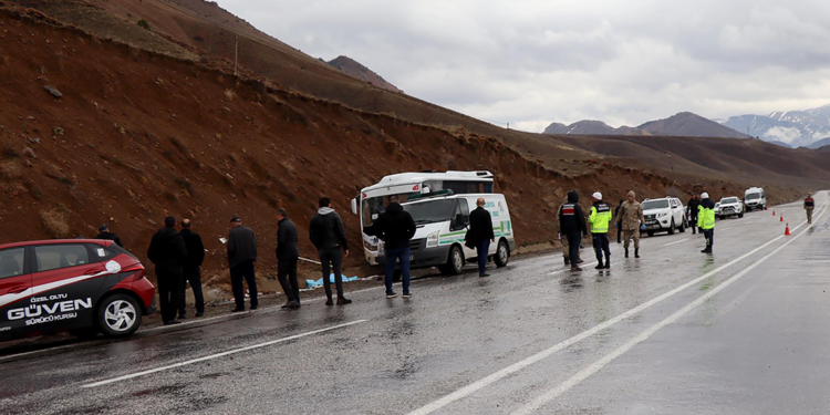 Erzurum'da işçileri taşıyan servis, toprak yığınına çarptı; 1 ölü, 11 yaralı