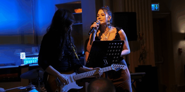 Eşref Rüya, Demet Özdemir'in şarkılarıyla gündem oldu