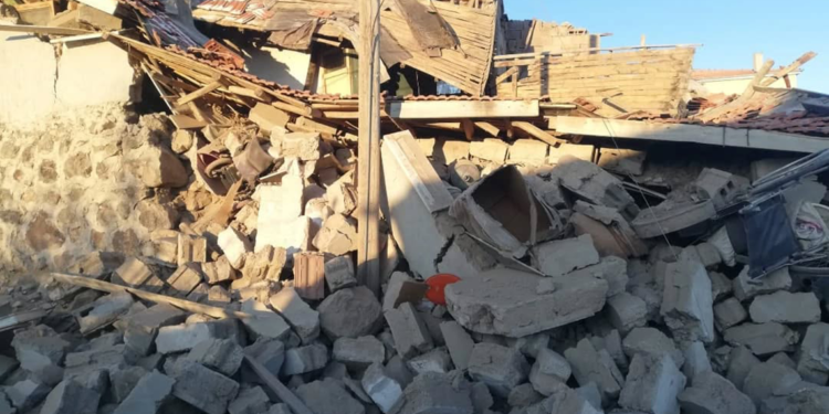 Ev ve altındaki ahır çöktü; 37 hayvan öldü