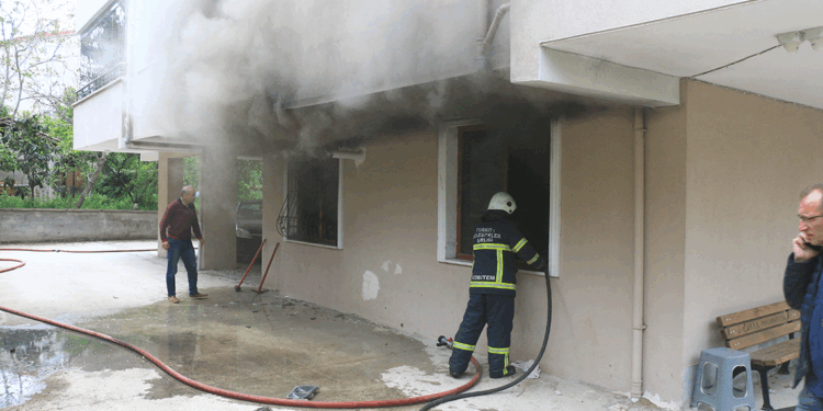 Evde çıkan yangında yalnız olan 2 çocuğu polisler kurtardı