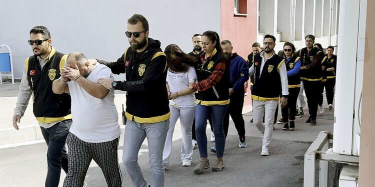 Adana'da masaj salonuna fuhuş operasyonu