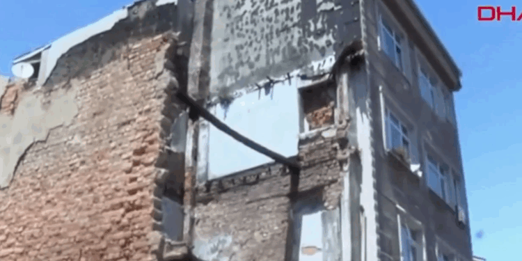 Fatih'te 3 katlı bina yıkıldı