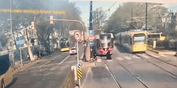 Fatih'te tramvayın çarptığı kadın hayatını kaybetti