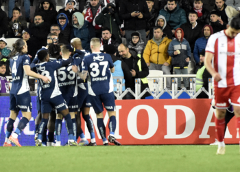 Fenerbahçe, Sivasspor'u 3 golle geçerek zirve takibini sürdürdü