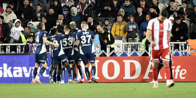 Fenerbahçe, Sivasspor'u 3 golle geçerek zirve takibini sürdürdü