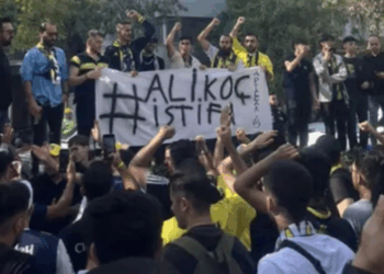 Fenerbahçeli taraftarlar, Ali Koç ve yönetimini istifaya davet etti