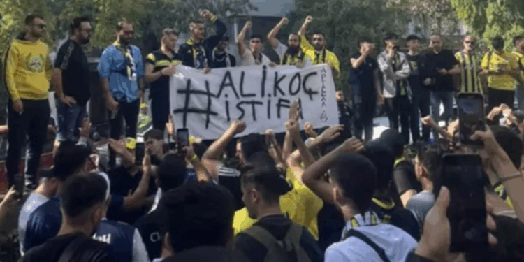 Fenerbahçeli taraftarlar, Ali Koç ve yönetimini istifaya davet etti