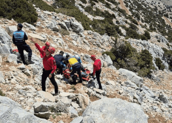 Fethiye'de paraşüt kayalıklara düştü; 2 ölü