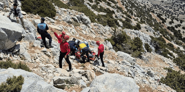 Fethiye'de paraşüt kayalıklara düştü; 2 ölü