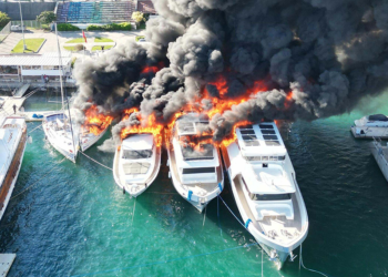 Fethiye'de teknede çıkan yangın, yanındaki 3 tekneye de sıçradı