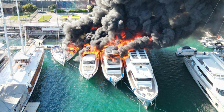 Fethiye'de teknede çıkan yangın, yanındaki 3 tekneye de sıçradı