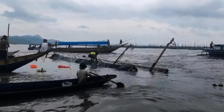 Filipinler'de gemi alabora oldu: 4 ölü