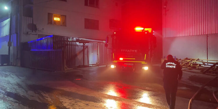 Gebze'de jeneratör üretimi yapılan fabrikada yangın