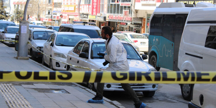 Giyim mağazasındaki silahlı kavgada 1 kişi öldü