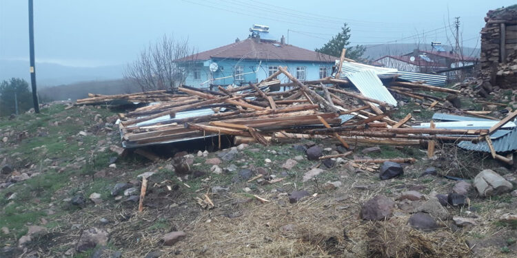 Gümüşhane'de fırtına 20 evin çatısını uçurdu