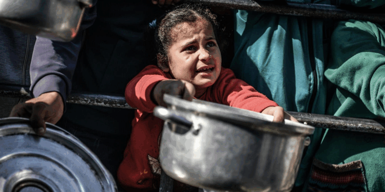 Gazze'de çocuklar açlıktan ölüyor