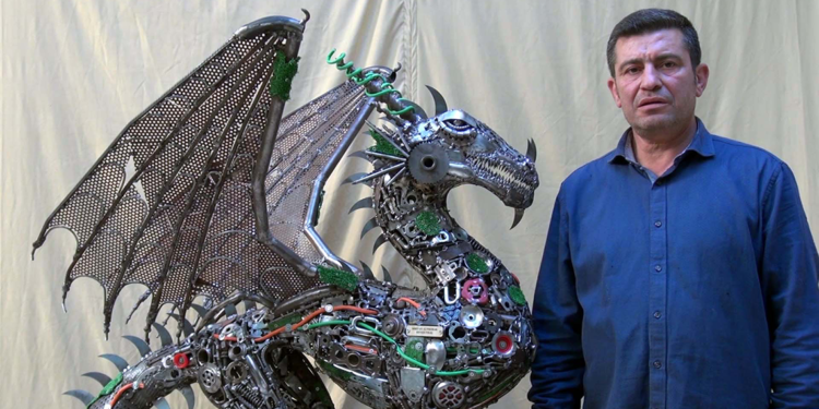 Geri dönüşüm sanatçısı, hurda ve atıklarla ejderha heykeli yaptı
