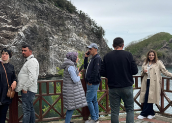 Girişlerin yasak olduğu 'Hoynat Adası'nı uzaktan izlediler