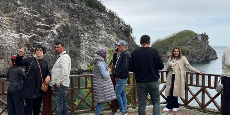 Girişlerin yasak olduğu 'Hoynat Adası'nı uzaktan izlediler