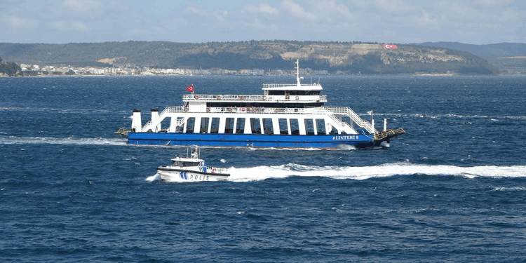 Gökçeada ve Bozcaada'ya 2 gündür feribot seferi yapılamıyor