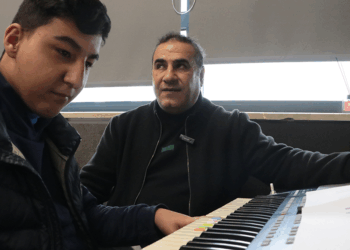 Görme engelli müzik öğretmeni, özel öğrencilere ders veriyor