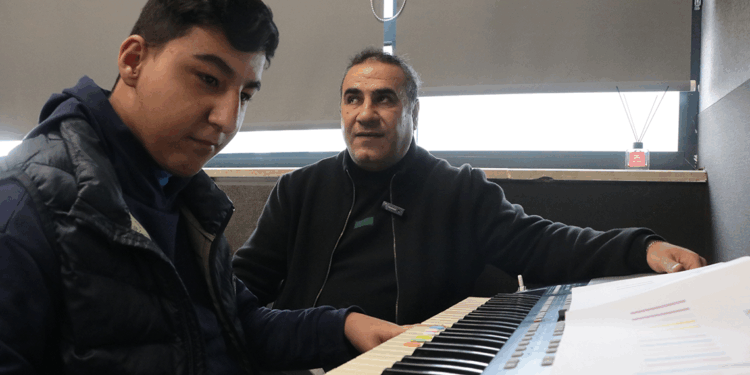Görme engelli müzik öğretmeni, özel öğrencilere ders veriyor