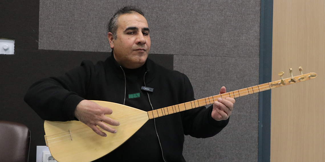 Görme engelli müzik öğretmeni, özel öğrencilere ders veriyor