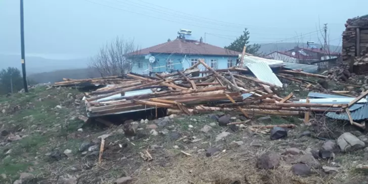 Gümüşhane'de fırtına 20 evin çatısını uçurdu