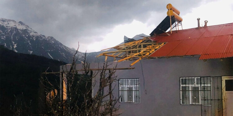 Hakkari'de kuvvetli rüzgar nedeniyle eğitim öğretime ara verildi
