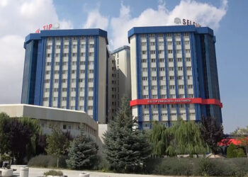 Hastalarla ilgili müstehcen yazışmalar yapan 2 asistan doktor gözaltında