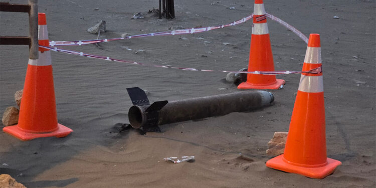 Hatay'da sahile roket vurdu