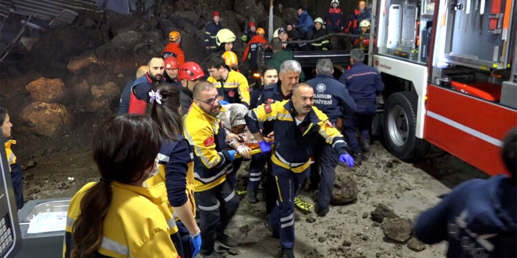 Heyelanda eşi ile 2 kızını kaybeden Çiğdem Kaya'ya psikolojik destek