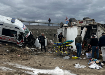 Hasta taşıyan ambulans kamyonetle çarpıştı: 6 yaralı