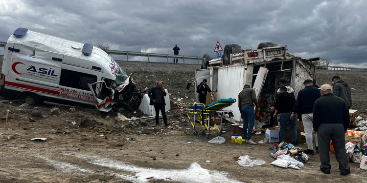 Hasta taşıyan ambulans kamyonetle çarpıştı: 6 yaralı