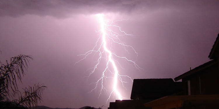 Hindistan'da yıldırım düştü: 8 ölü