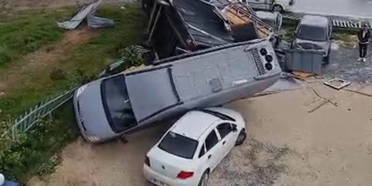 Hortumun havalandırdığı minibüs, otomobilin üzerine düştü