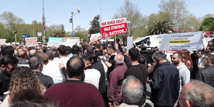 İETT'ye bağlı Özel Halk Otobüsü şoförleri, Saraçhane'de eylem yaptı