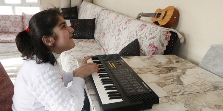 Nisanur enstrüman çalıp, şarkı söyleyerek yaşama tutunuyor