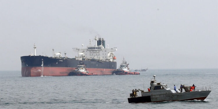 İran'dan iki yabancı petrol tankerine operasyon