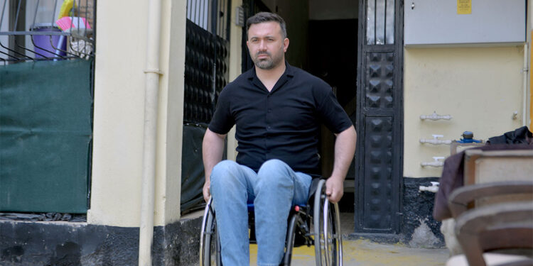 Beton mikserinin devrilmesi sonucu felç kalan Sezgin, tazminatını istiyor