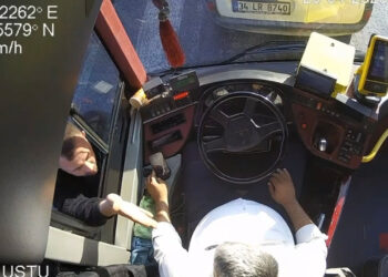 Arnavutköy'de İETT otobüsüne saldırı anı kamerada