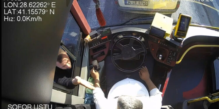 Arnavutköy'de İETT otobüsüne saldırı anı kamerada