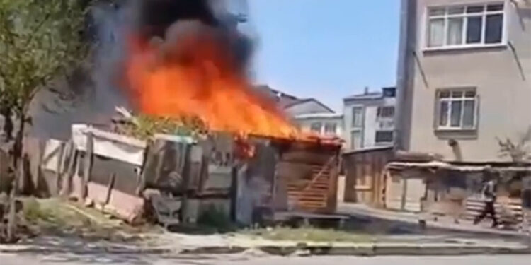 Avcılar'da ahşap kömürlük alev alev yandı