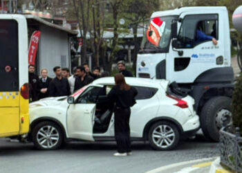 Avcılar'da beton mikseri otomobile çarptı