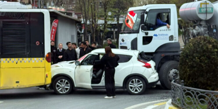 Avcılar'da beton mikseri otomobile çarptı