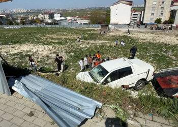 Avcılar'da kamyonet arsaya uçtu